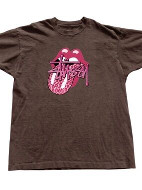 Gildan Stussy Brown Tee with Pink Lip Graphic